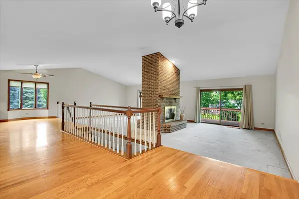 90 Briargate RD, Cary, IL 60013