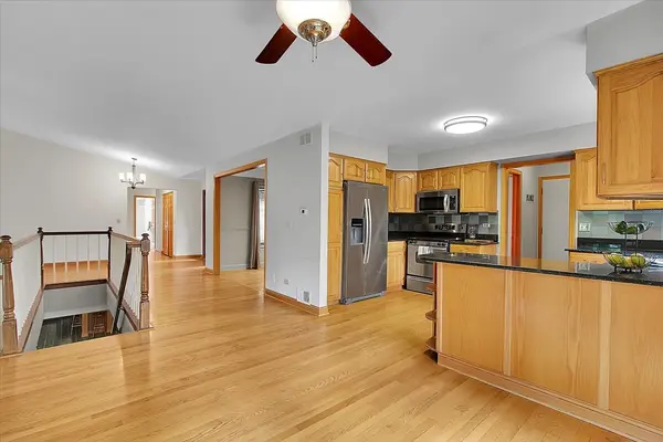 90 Briargate RD, Cary, IL 60013