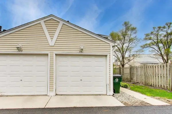 391 Meadow Green LN, Round Lake Beach, IL 60073