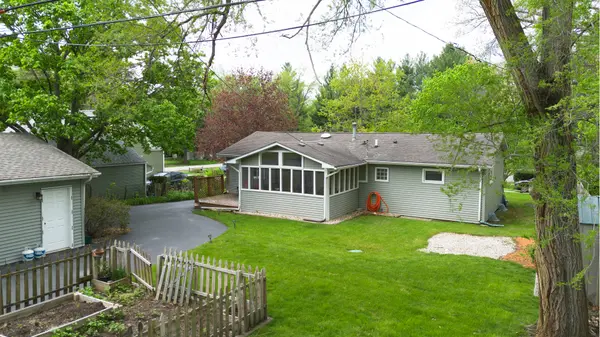 6N051 Oakwood DR, St. Charles, IL 60174