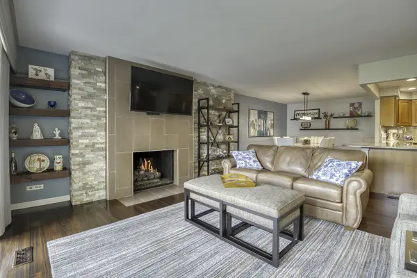 2 Oak Brook Club DR #C103, Oak Brook, IL 60523