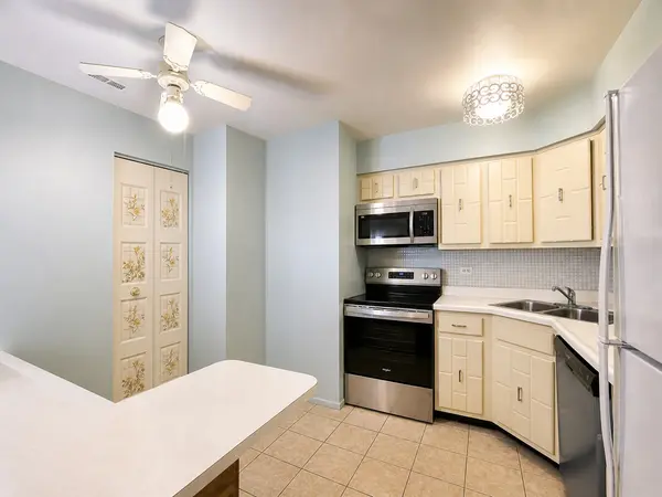 9395 LANDINGS LN #602, Des Plaines, IL 60016