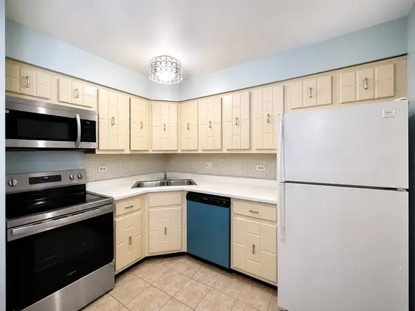 9395 LANDINGS LN #602, Des Plaines, IL 60016