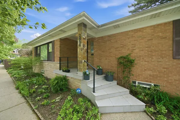 2456 W Farwell AVE, Chicago, IL 60645