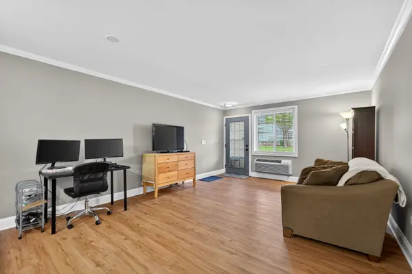 1613 Silverstone DR #1613, Carpentersville, IL 60110