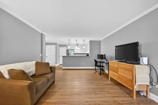 1613 Silverstone DR #1613, Carpentersville, IL 60110