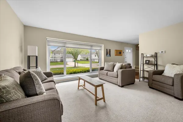 701 Thompson BLVD, Buffalo Grove, IL 60089