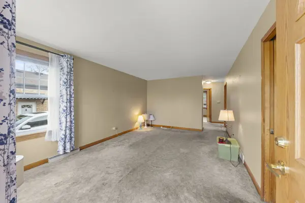 9966 Montrose AVE, Schiller Park, IL 60176
