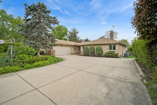 484 Springhill DR, Roselle, IL 60172