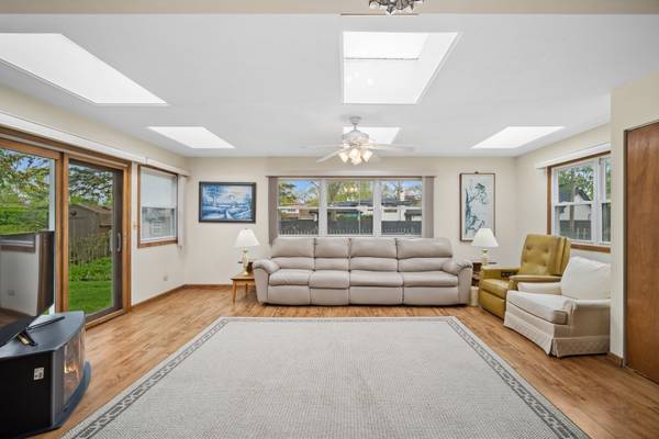 484 Springhill DR, Roselle, IL 60172