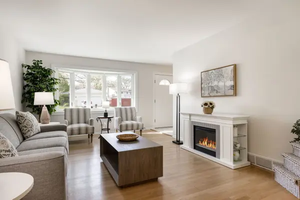 900 Dearborn CIR, Carol Stream, IL 60188