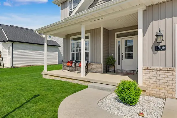 1706 Littlefield LN, Mahomet, IL 61853