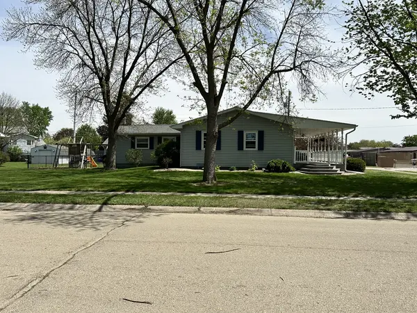 914 12th PL, Camanche, IA 52730