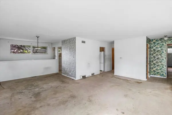 719 W Dresser DR, Mount Prospect, IL 60056