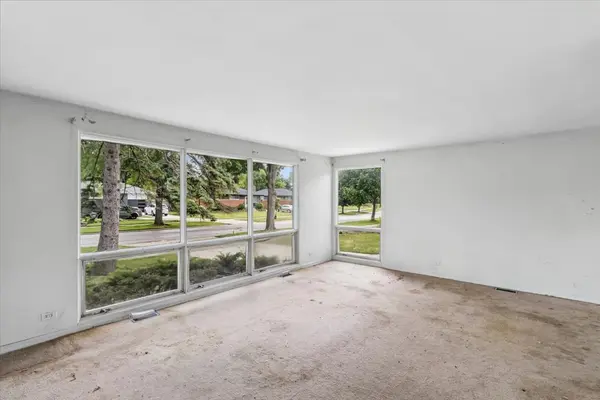 719 W Dresser DR, Mount Prospect, IL 60056