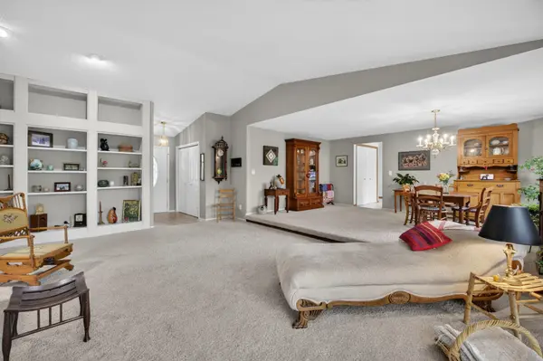 5115 Crestview Heights CT, Bettendorf, IA 52722