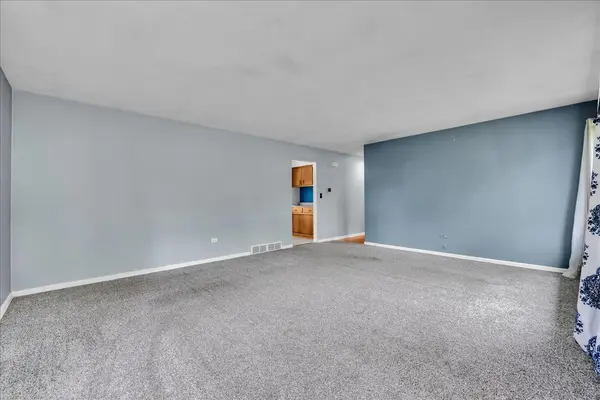64 E Benton ST, Oswego, IL 60543