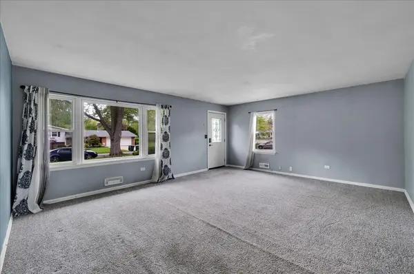64 E Benton ST, Oswego, IL 60543