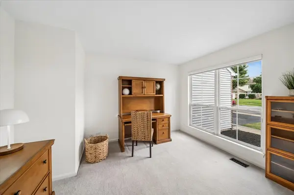 645 Chestnut DR, Carol Stream, IL 60188