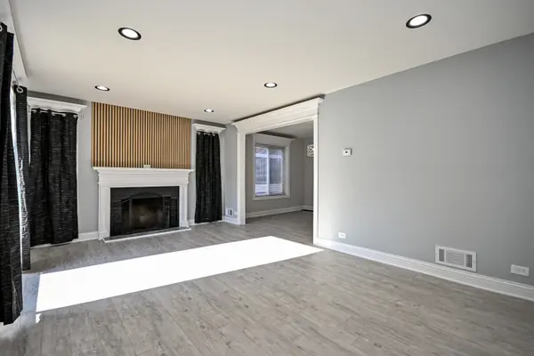9322 S VANDERPOEL AVE, Chicago, IL 60643