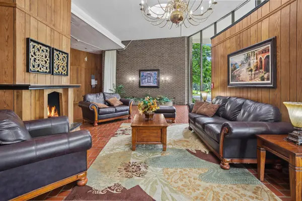 20 N Tower RD #9C, Oak Brook, IL 60523