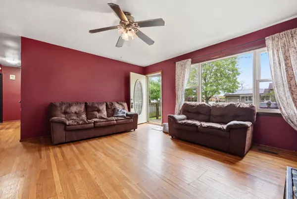 124 E Melody LN, Woodstock, IL 60098