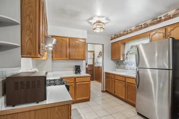 2302 Theda LN, Rolling Meadows, IL 60008