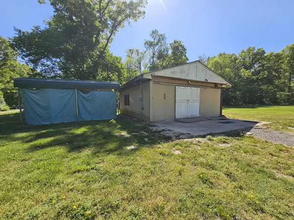 450 W Saddle Club RD, Bonnie, IL 62816