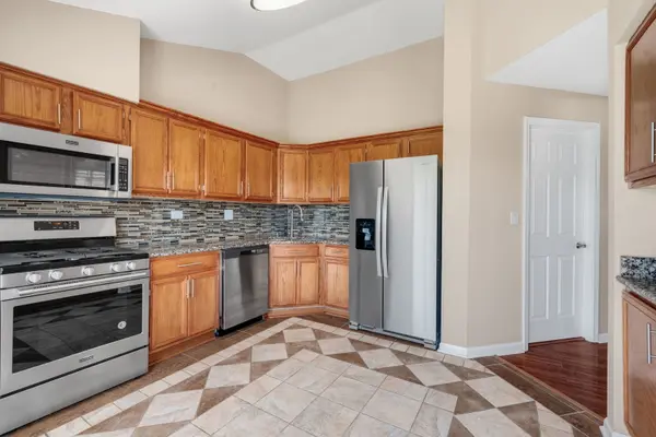 160 Fairfield LN, Carol Stream, IL 60188