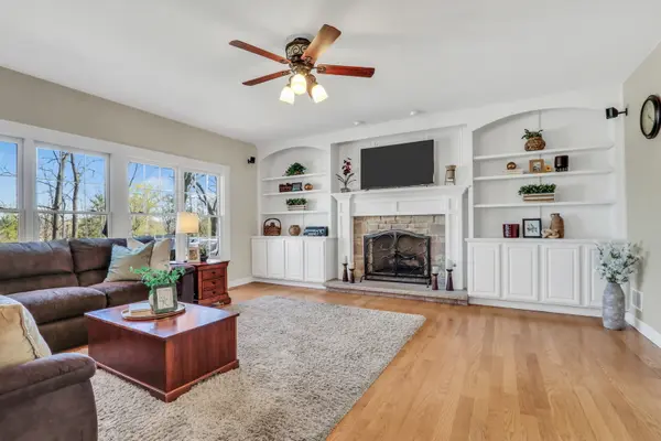 2890 TRAIL CREST LN, Lindenhurst, IL 60046