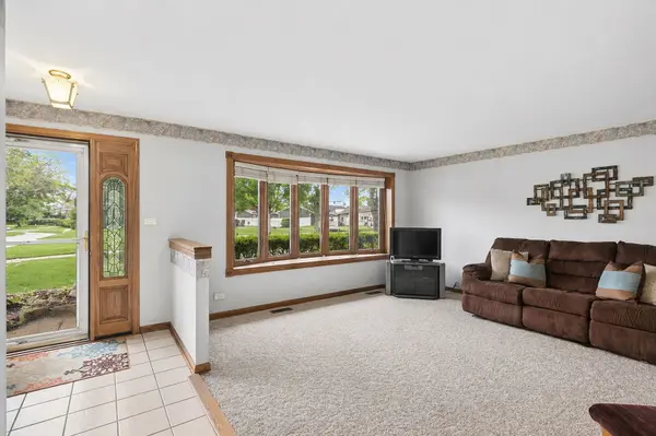 927 Gregory LN, Schaumburg, IL 60193