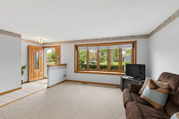 927 Gregory LN, Schaumburg, IL 60193