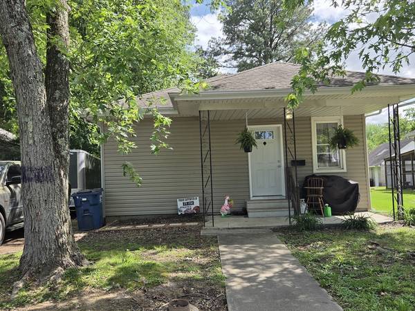 718 E Taylor ST, Benton, IL 62812