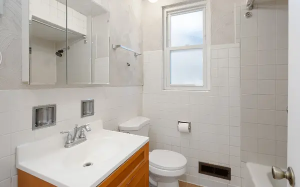 3006 S Poplar AVE, Chicago, IL 60608