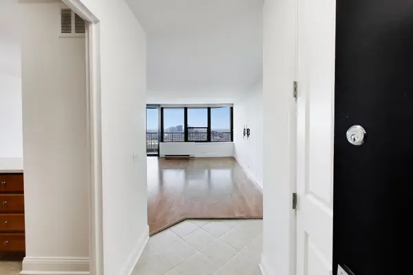 1560 N Sandburg TER #2411J, Chicago, IL 60610