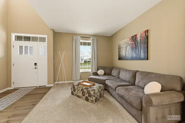 1303 Collins DR, Elburn, IL 60119