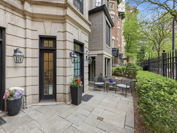 22 E Division ST #1, Chicago, IL 60610