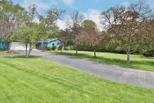 218 E Nerge RD, Roselle, IL 60172