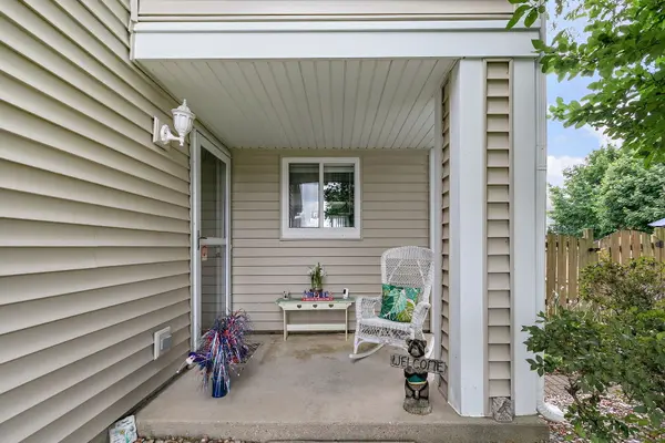 1493 Exeter LN, South Elgin, IL 60177