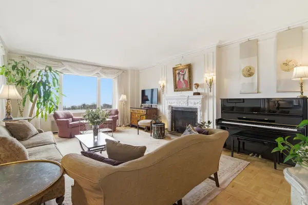 2912 N Commonwealth AVE #8D, Chicago, IL 60657