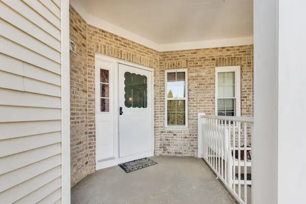 1039 Viewpoint DR, Lake In The Hills, IL 60156