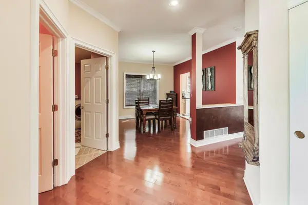 1039 Viewpoint DR, Lake In The Hills, IL 60156