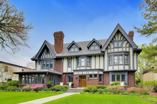 1218 Sheridan RD, Evanston, IL 60202