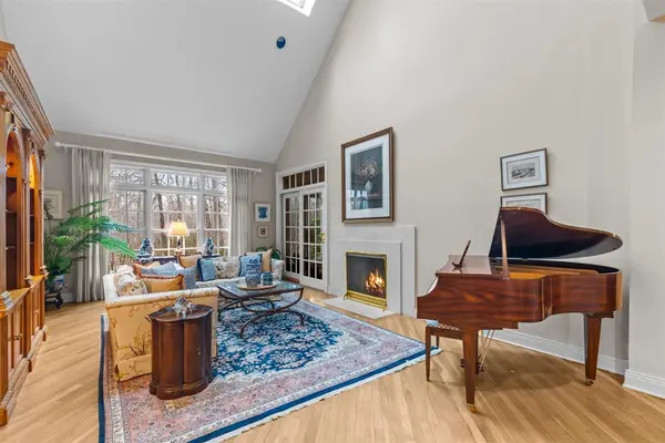 852 Gloucester XING, Lake Forest, IL 60045