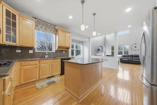 217 Sunbury DR, St. Charles, IL 60175