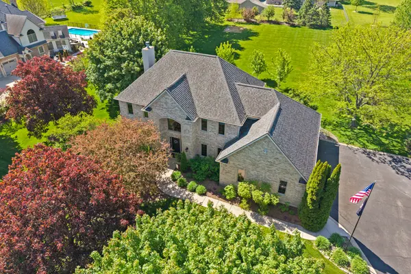 40W675 Stonebriar LN, Elgin, IL 60124