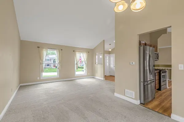 6 Cambridge CT, Cary, IL 60013