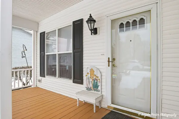 54 Rocking Horse LN, Grayslake, IL 60030