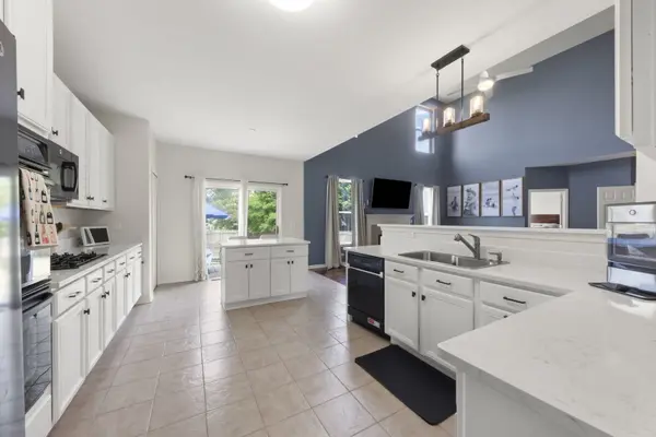621 Lake Cornish WAY, Algonquin, IL 60102