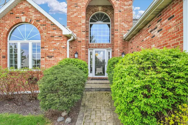 303 Orchard DR, Mahomet, IL 61853